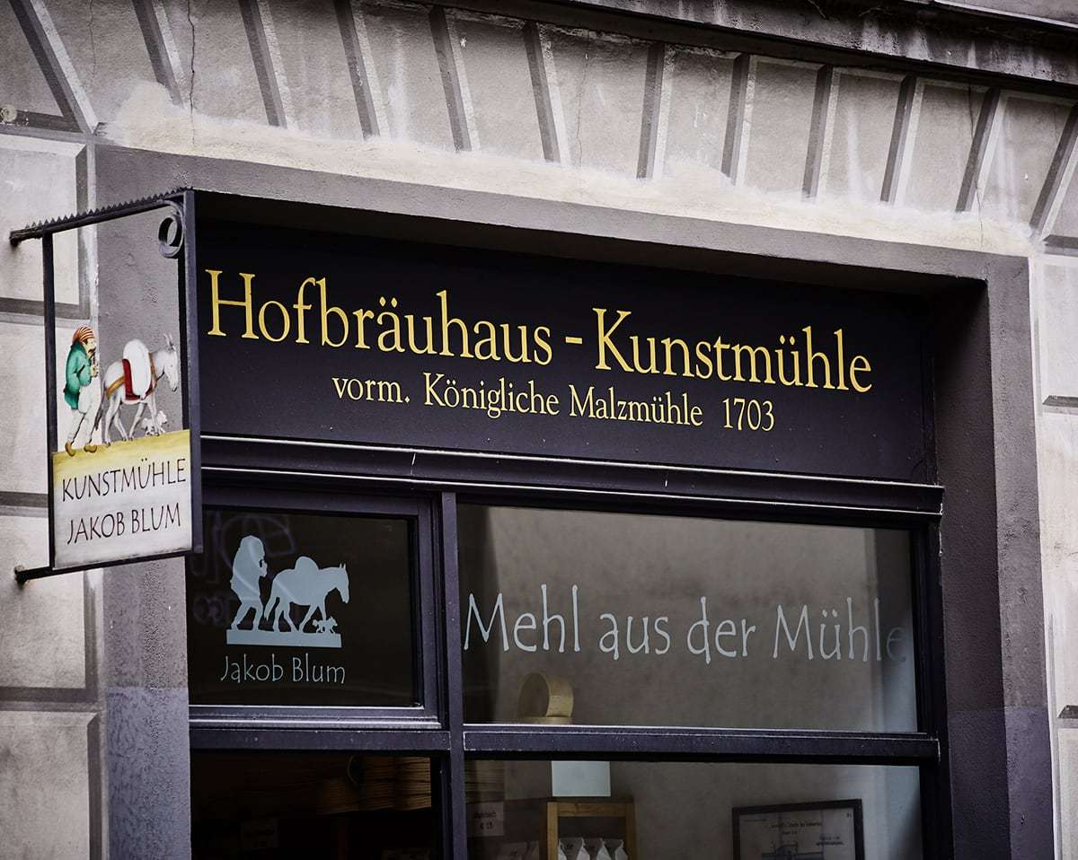 Schaufenster des Mehlladens der Hofbräuhaus-Kunstmühle