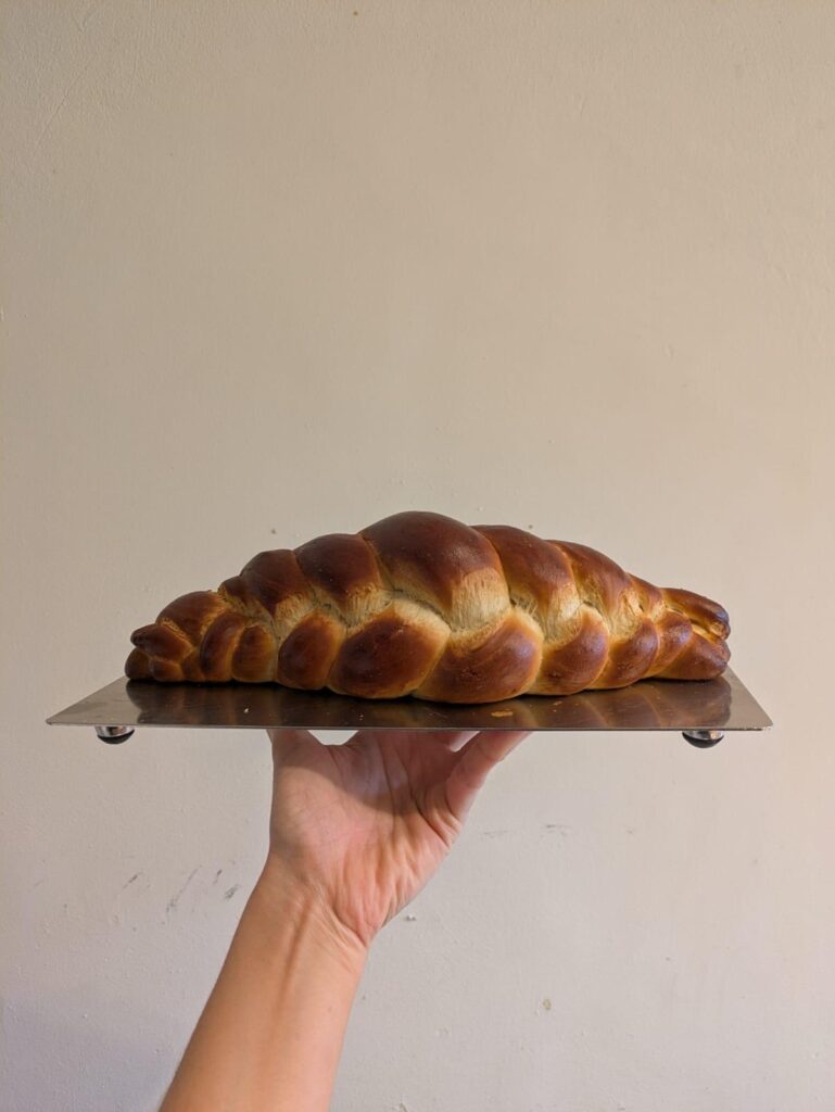 Gebackener Hefezopf auf einem Tablett